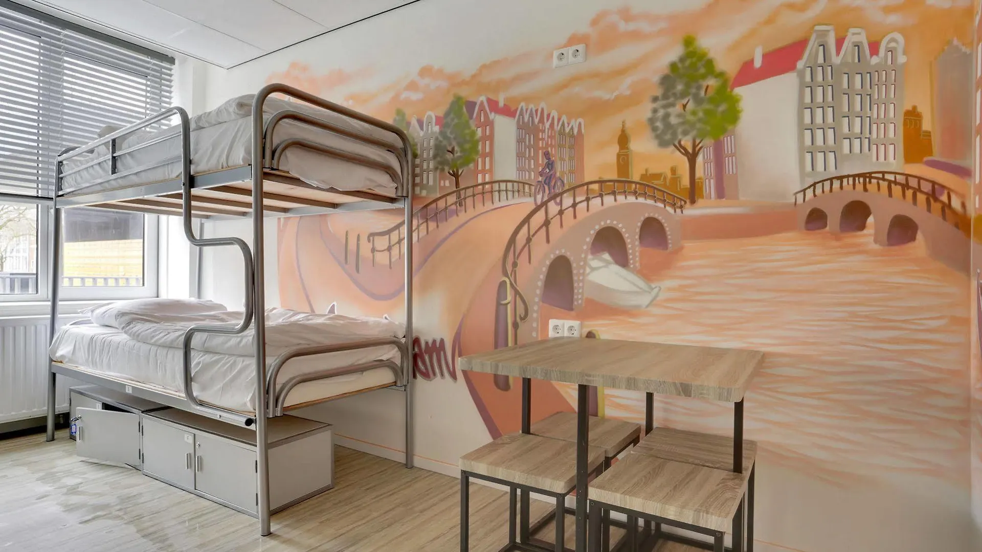 Dutchies Hostel Amsterdam